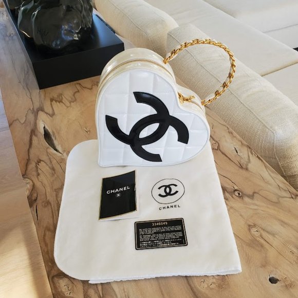 Chanel Vintage Heart Bag 1990's - Picture 11 of 11